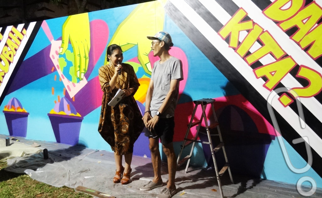 MC ngobrol bersama pembuat mural, Adi Darma (Foto: Genmuda.com/2015 Gabby)