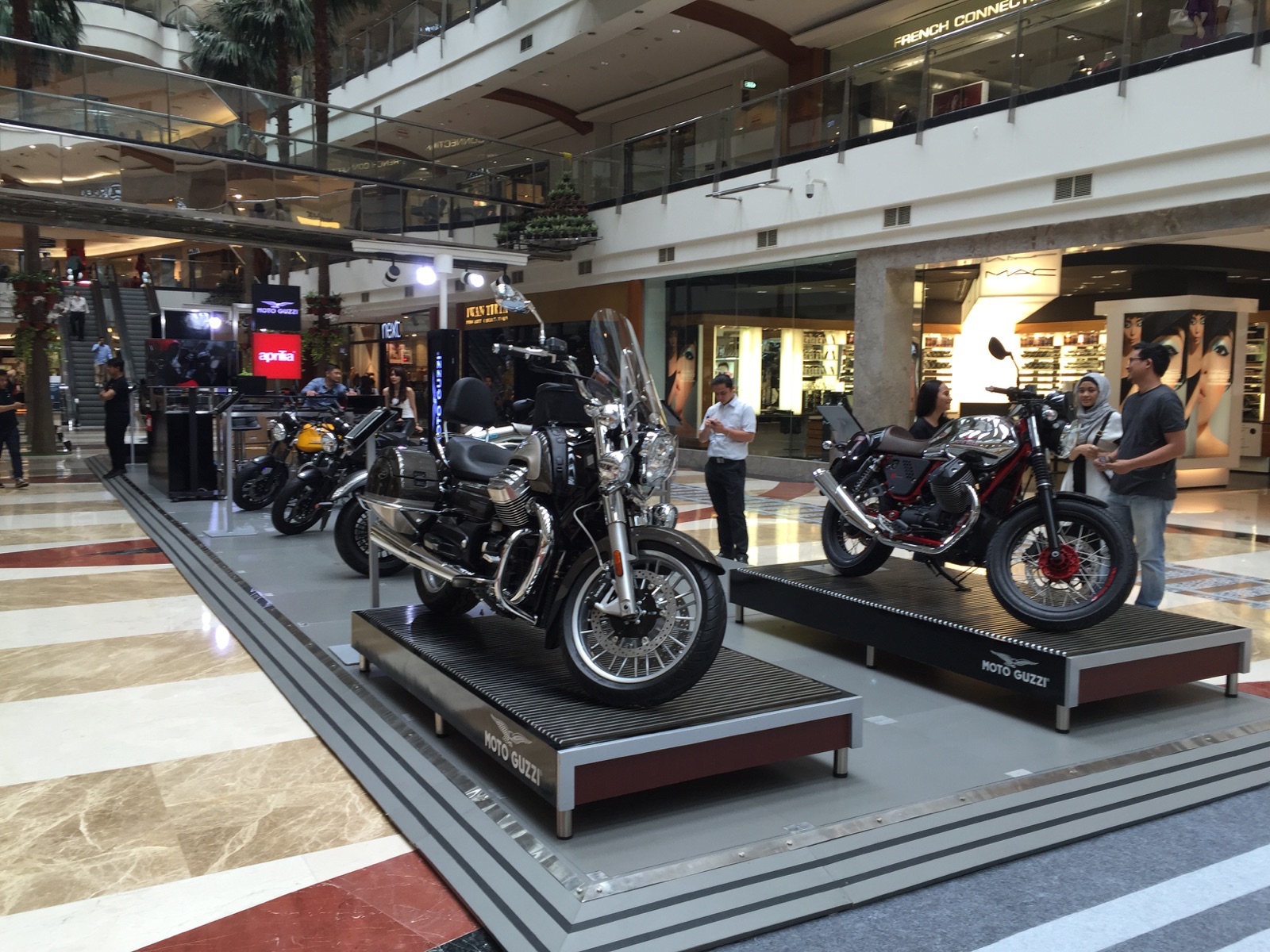  Moto Guzzi California Touring SE, Moto Guzzi Audace, Moto Guzzi V7 II Racer dan Moto Guzzi V7 II Stone yang dipamerkan dalam MotoPlex 2015 di Pondok Indah Mall. (foto: Piaggio Indonesia)