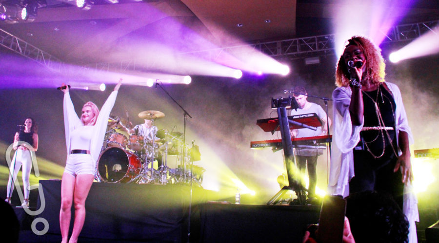 Penampilan Clean Bandit dalam konser perdananya di Indonesia yang digelar di Skenoo Hall, Gandaria, Jakarta (foto: Genmuda.com/2015 Aditya Soeprapto)