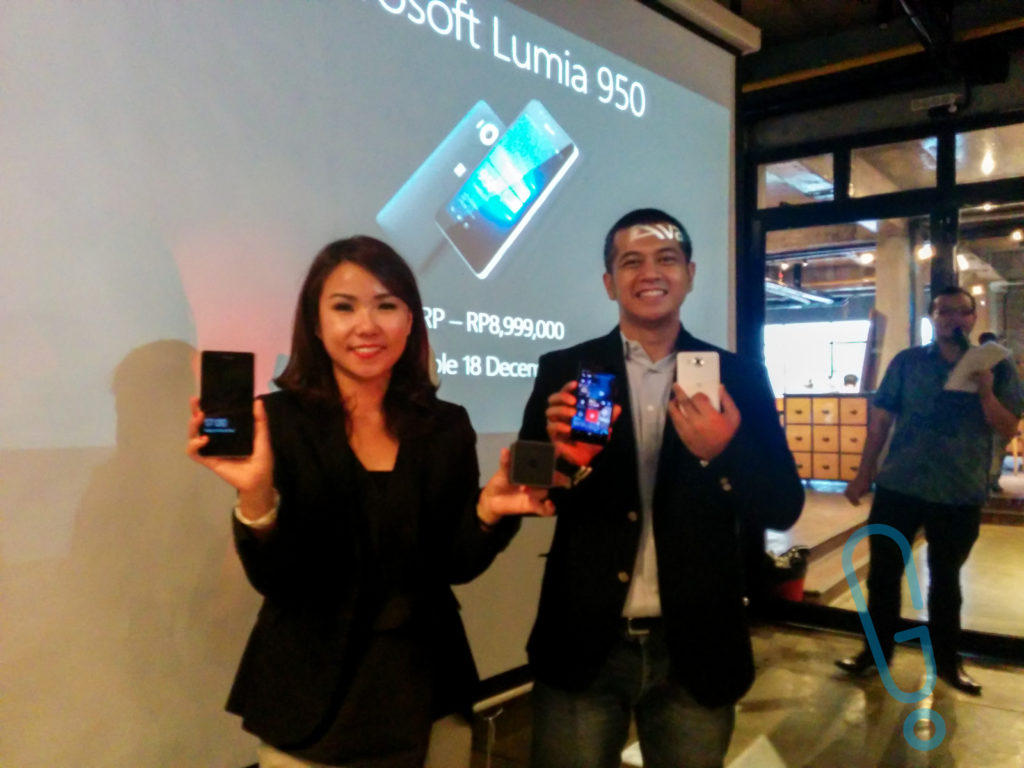 Selvia Gofar dan Irwan Hermawan memamerkan Lumia 950 yang akan segera tersedia di Indonesia pada tanggal 18 Desember 2015 (foto: Genmuda.com/2015 Aré)
