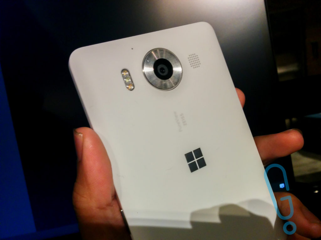 Kamera Belakang Lumia 950 resolusi 20 MP dilengkapi dengan Triple LED Flash (foto: Genmuda/2015 Aré)