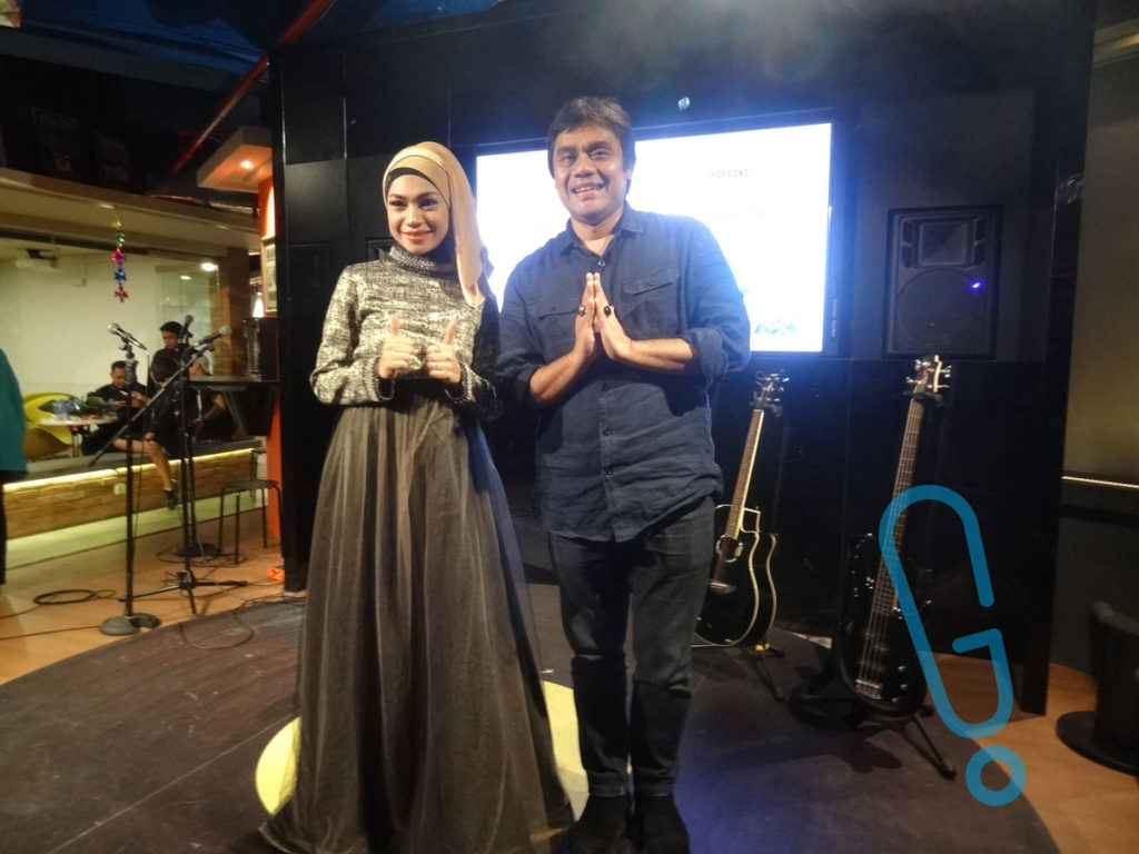 Indah Nevertari dan Dwiki Darmawan di konferensi pers peluncuran single 'Rabbana' di kantor Warner Music Indonesia, Jakarta, Rabu (13/1) (Foto: Genmuda.com/2015 Gabby)