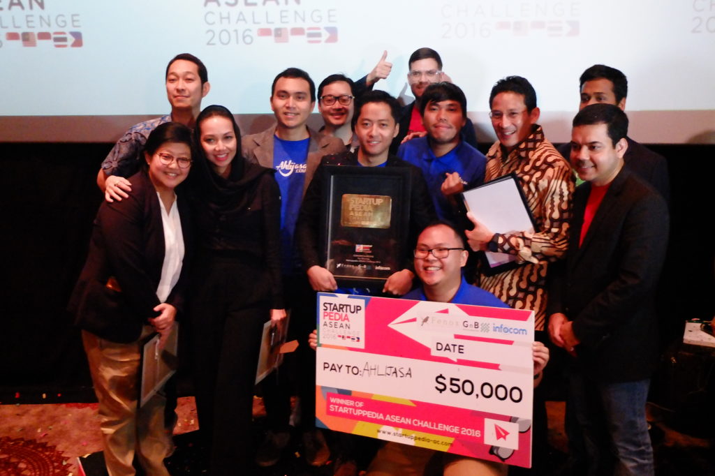 Tim Ahlijasa bersama para juri Startuppedia ASEAN Challenge 2016 di Bioskop Cinemaxx FX Sudirman, Selasa (23/2) (Sumber: Venox VC)