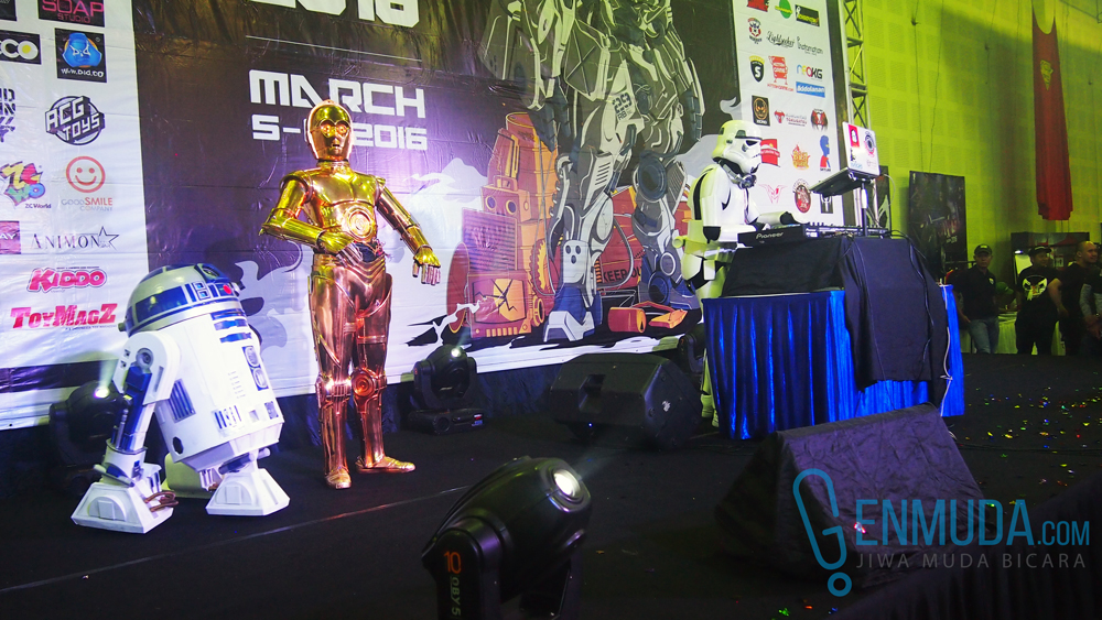 Penampilan DJ THROOPER bersama C-3PO dan R2-D2 (foto: Genmuda.com/2016 Liki)