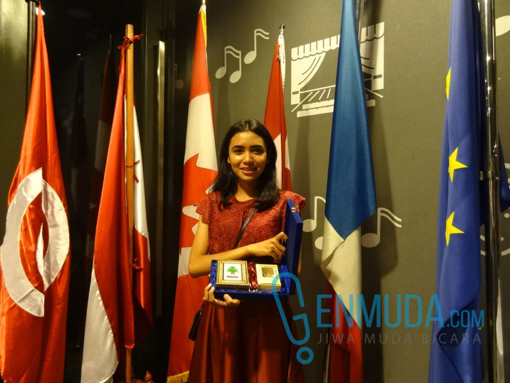 Stefany Claudia, mahasiswa bahasa Prancis UNJ angkatan 2012 peraih penghargaan mahasiswa aktif selama penyelenggaraan Semaine de la Francophonie 2016 (Foto: Genmuda.com/2016 Gabby)