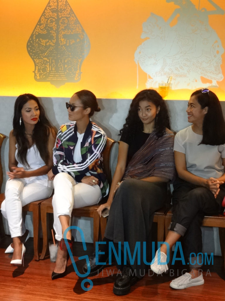 Para pemeran tiga dara, Shanty Paredes, Tara Basro, dan Tatyana Akman, bersama Nia Dinata di konferensi pers film 'Ini Kisah Tiga Dara' di kawasan Pakobuwono, Jakarta, Selasa (29/3) (Foto: Genmuda.com/2016 Gabby)