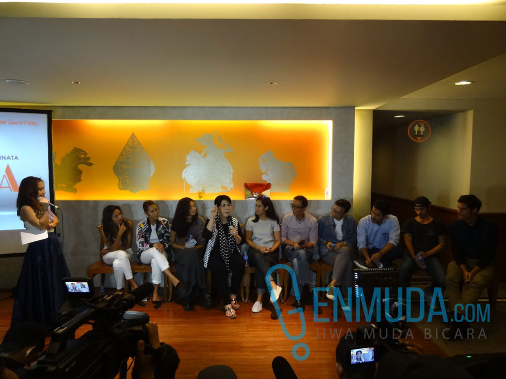 Para kru dan pemain film 'Ini Kisah Tiga Dara' di konferensi pers di kawasan Pakobuwono, Jakarta, Selasa (29/3) (Foto: Genmuda.com/2016 Gabby)