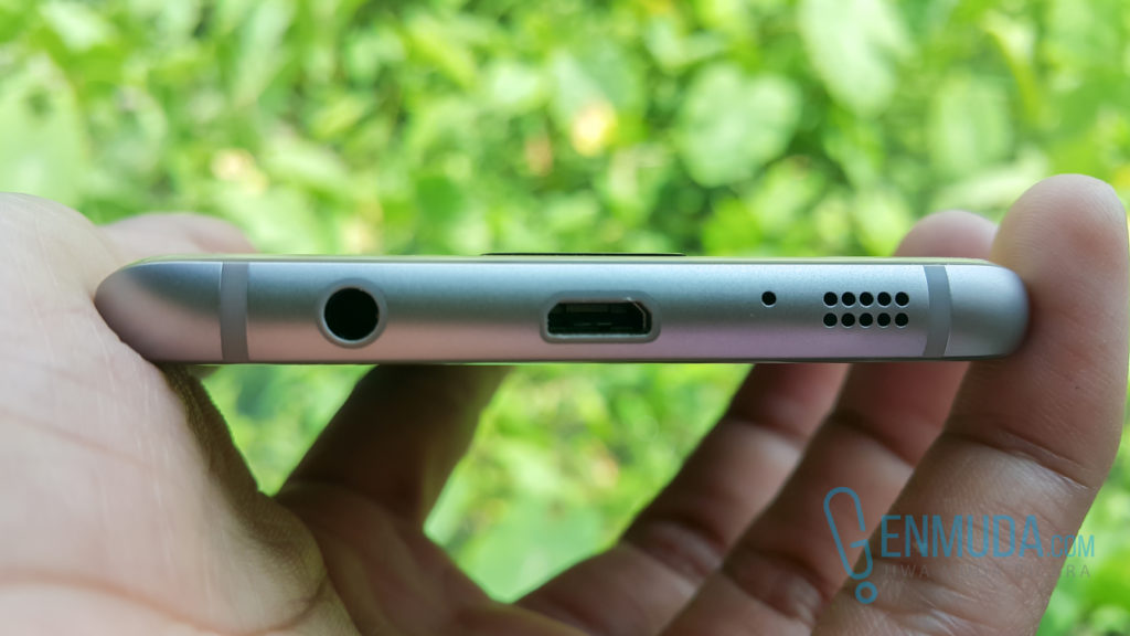 Samsung Galaxy S7 Edge belum mengadopsi USB Type-C (c) Genmuda.com/Sari Muda