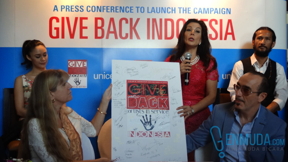 Madam Noor Traavik menunjukkan papan berisi tanda tangan para artis dan tokoh yang terlibat dalam kampanye 'Give Back Indonesia' (Foto: Genmuda.com/2016 Gabby)