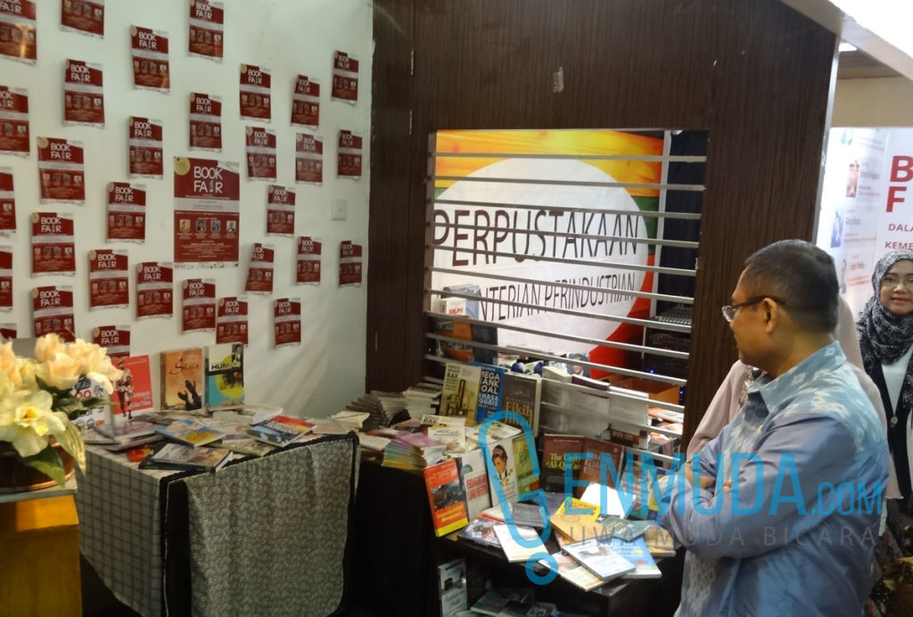 Menteri Perindustrian Saleh Husin meninjau miniatur Perpustakaan Kementerian Perindustrian di acara pembukaan Kemenperin Book Fair 2016, Selasa (12/4) (Foto: Genmuda.com/2016 Gabby)