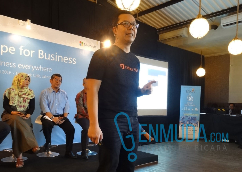 Lucky Gani, Office Business Group Head Microsoft Indonesia, memberi penjelasan di acara konferensi pers 'Business Everywhere: Skype for Business' di kawasan Senopati, Kebayoran Baru, Jakarta, Kamis (14/4) (Foto: Genmuda.com/2016 Gabby)