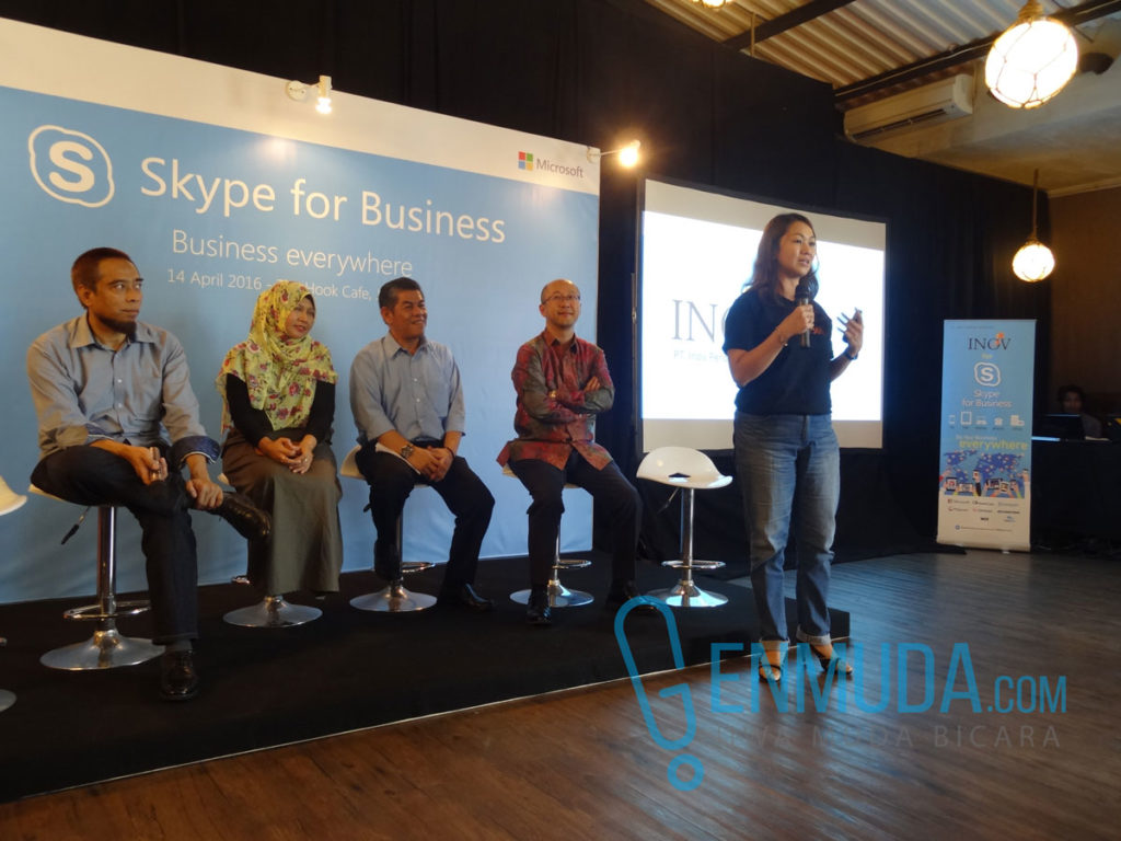 Febbie Cyntia, Marketing Manager PT INOV Perdana Teknologi, memberi penjelasan di acara konferensi pers 'Business Everywhere: Skype for Business' di kawasan Senopati, Kebayoran Baru, Jakarta, Kamis (14/4) (Foto: Genmuda.com/2016 Gabby)