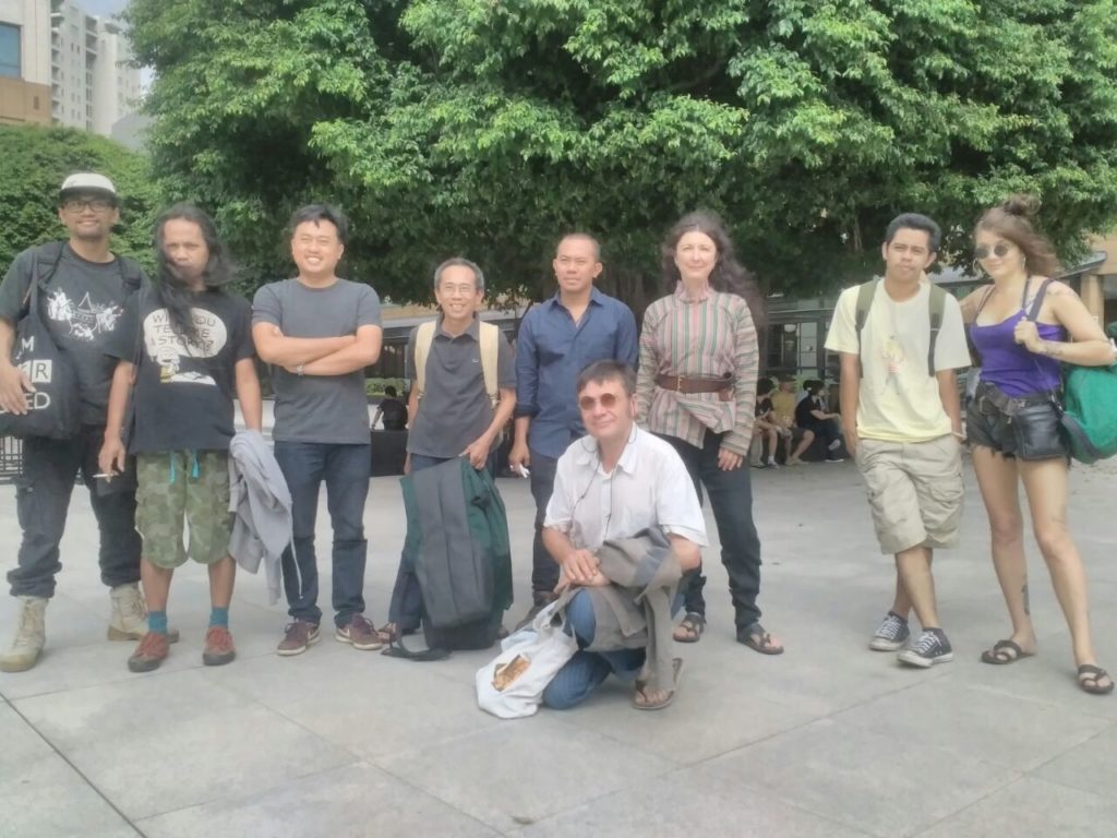 Les Rémouleurs bersama para seniman dan musisi Indonesia yang terlibat dalam pertunjukan wayang kontemporer 'Sang Burung' di Plaza Senayan, Jakarta, Sabtu (30/4) (Sumber: Istimewa)