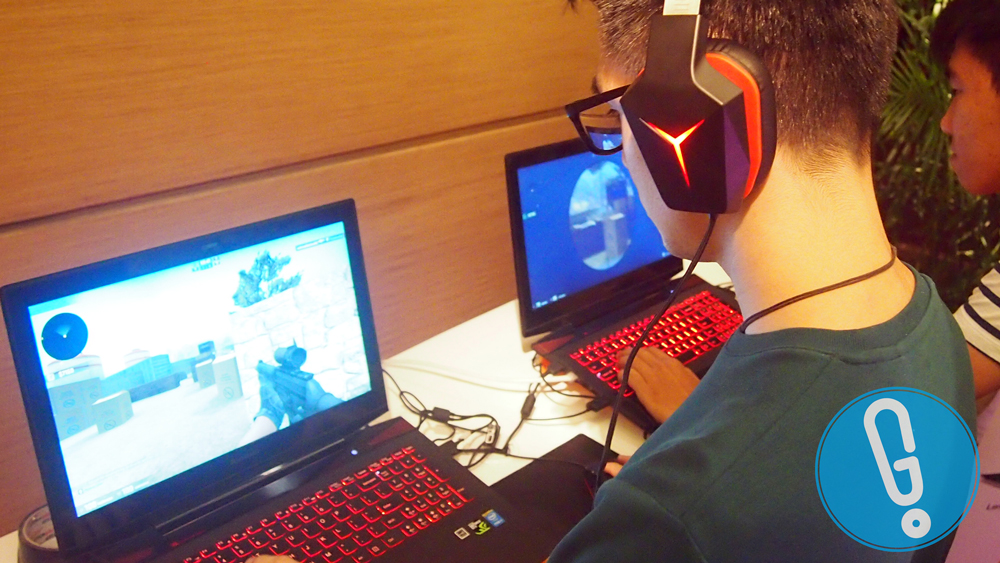 Sejumlah pengunjung yang mencoba PC gaming dari Lenovo (foto: Genmuda.com/2016 Charisma)