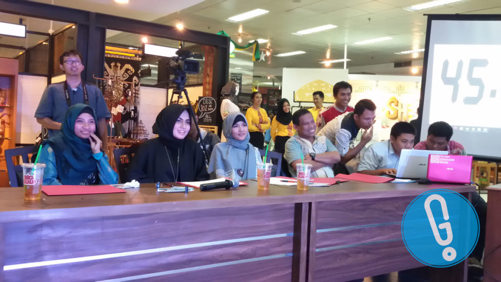 Sherly Annavita, Riski Putri, Aquino Umar, dan Bapak Ata di Grand Final SMESCO Hijab Icon Star 2016 di Galeri Indonesia WOW SMESCO, Sabtu (25/6) (Foto: Genmuda.com/2016 Gabby)