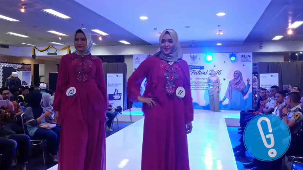 Yunita N Sari dan Ade Permata di Grand Final SMESCO Hijab Icon Star 2016 di Galeri Indonesia WOW SMESCO, Sabtu (25/6) (Foto: Genmuda.com/2016 Gabby)